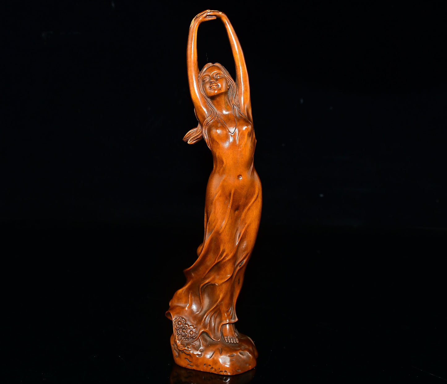 Boutique small leaf boxwood raised hand beauty ornament