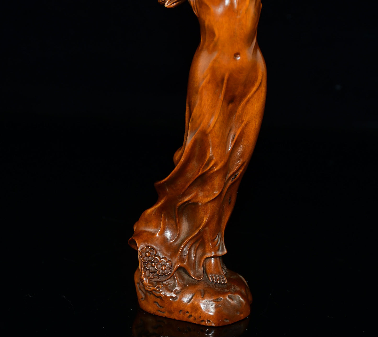 Boutique small leaf boxwood raised hand beauty ornament