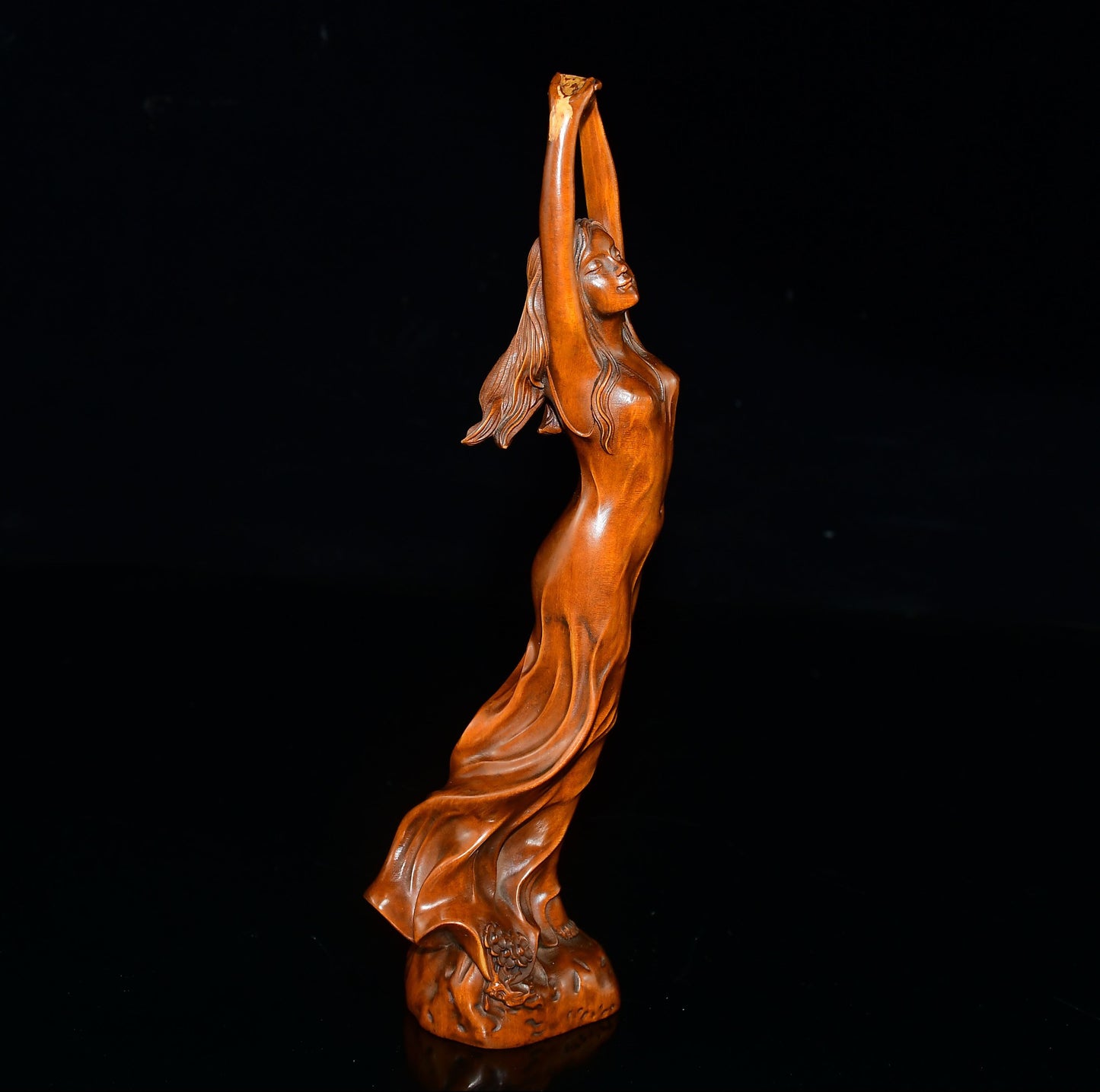 Boutique small leaf boxwood raised hand beauty ornament