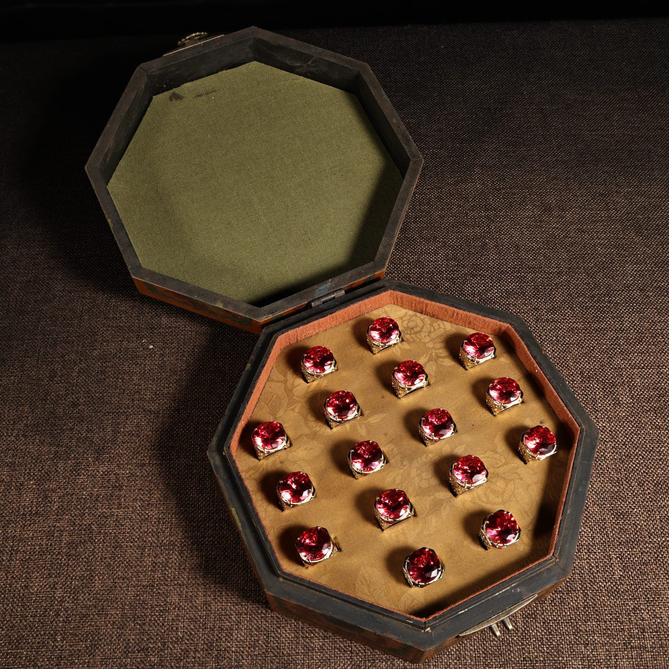 Chinese antique gilded gold filigree craftsmanship inlaid with rare and exquisite red diamond rings