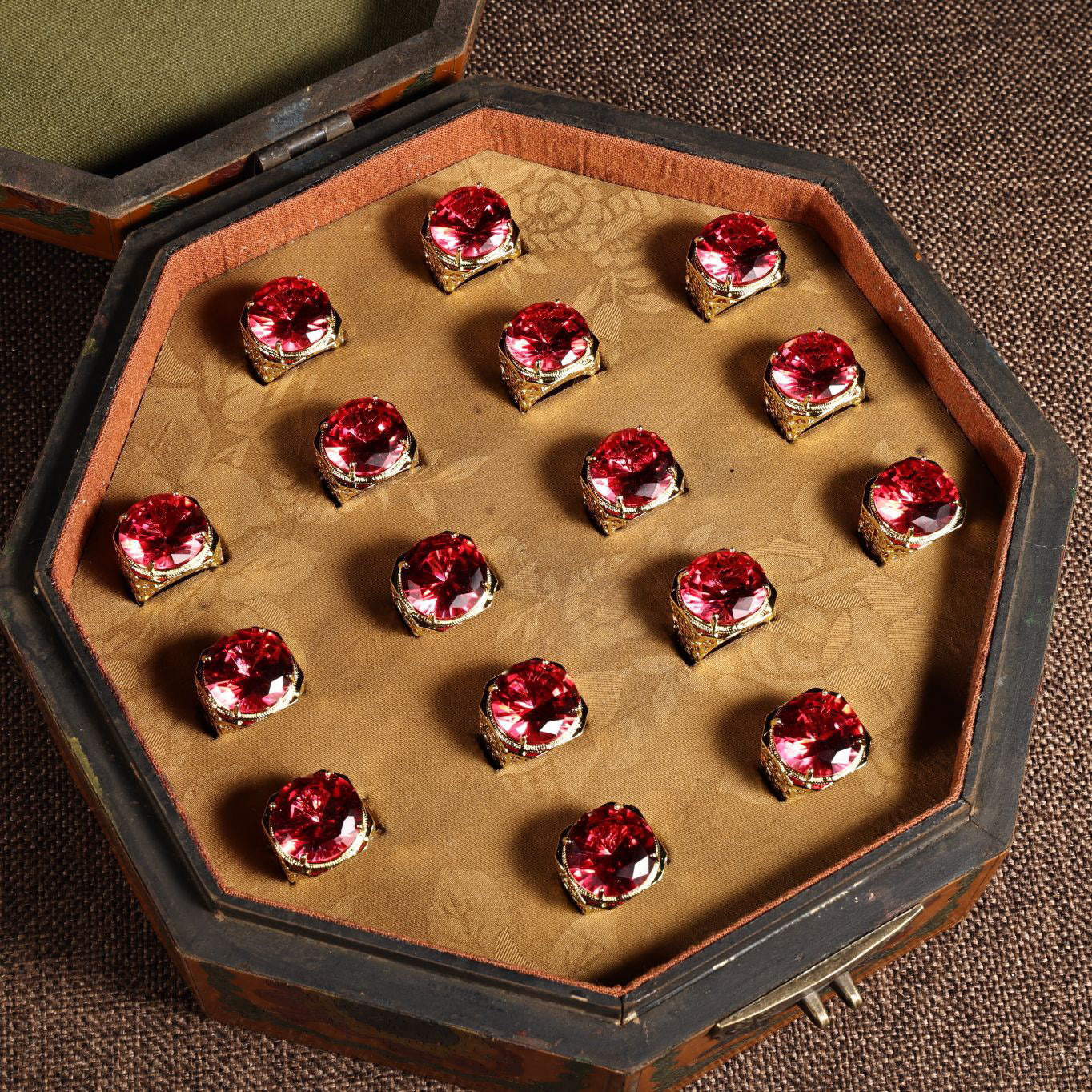 Chinese antique gilded gold filigree craftsmanship inlaid with rare and exquisite red diamond rings