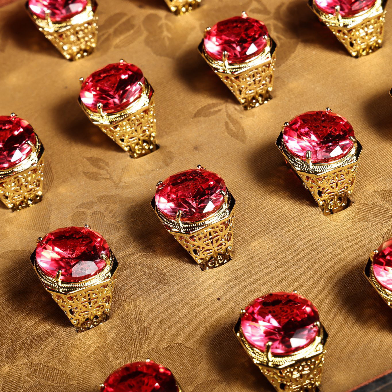 Chinese antique gilded gold filigree craftsmanship inlaid with rare and exquisite red diamond rings
