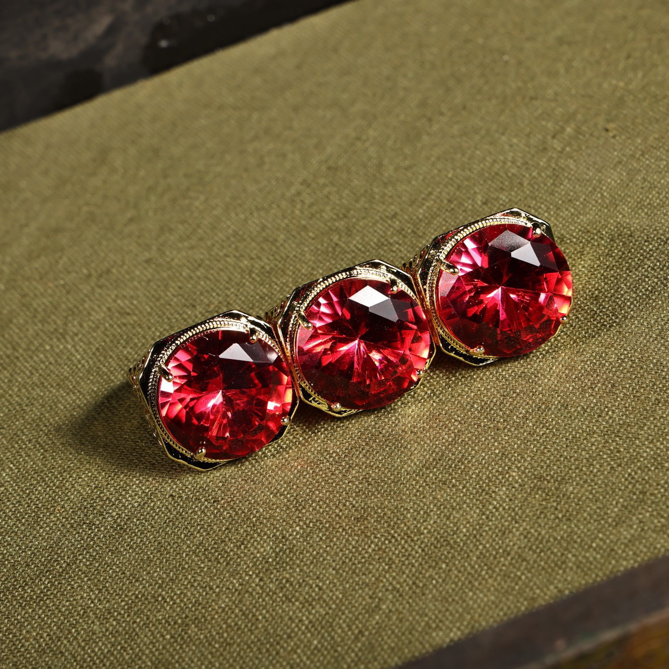 Chinese antique gilded gold filigree craftsmanship inlaid with rare and exquisite red diamond rings