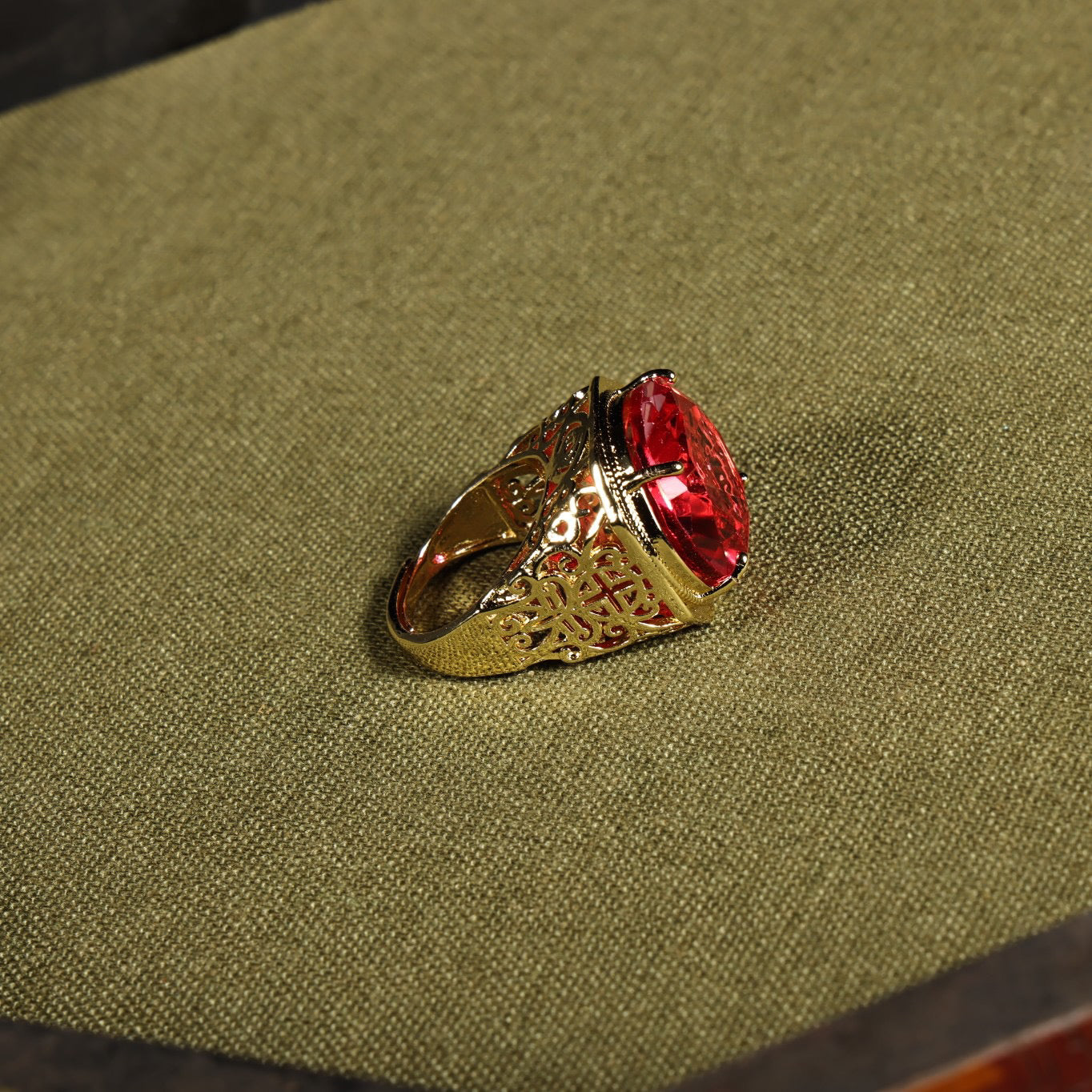 Chinese antique gilded gold filigree craftsmanship inlaid with rare and exquisite red diamond rings