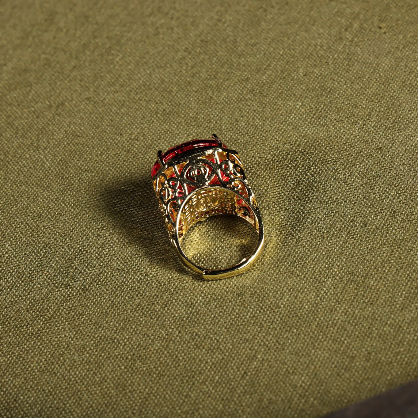 Chinese antique gilded gold filigree craftsmanship inlaid with rare and exquisite red diamond rings