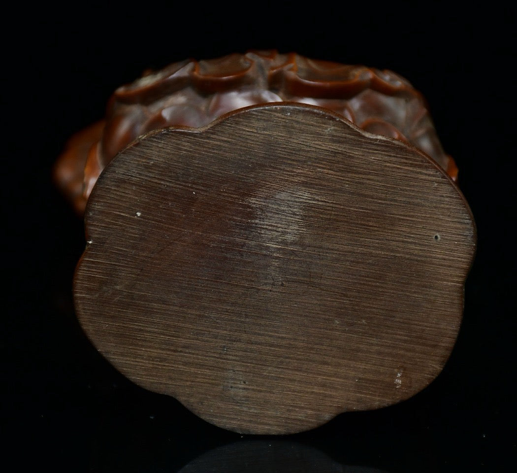 Small leaved boxwood with north facing Buddha ornaments