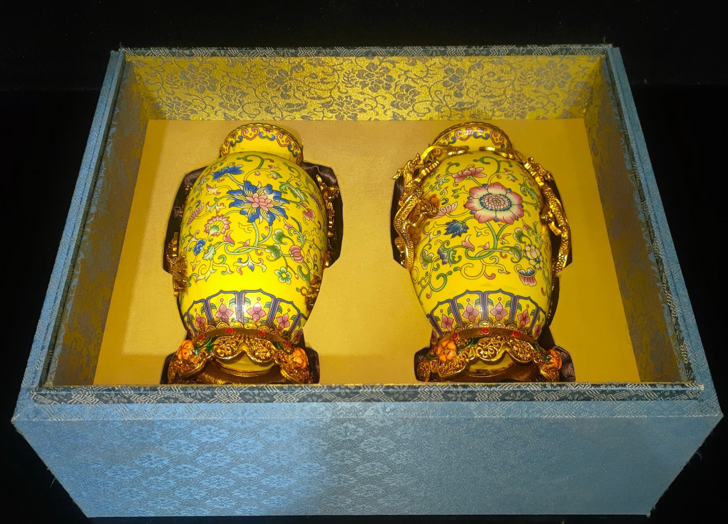 A pair of export porcelain vases inside the brocade box