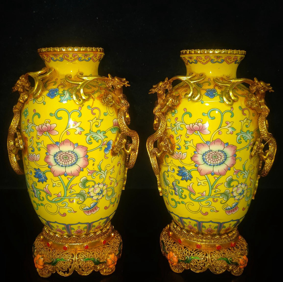 A pair of export porcelain vases inside the brocade box