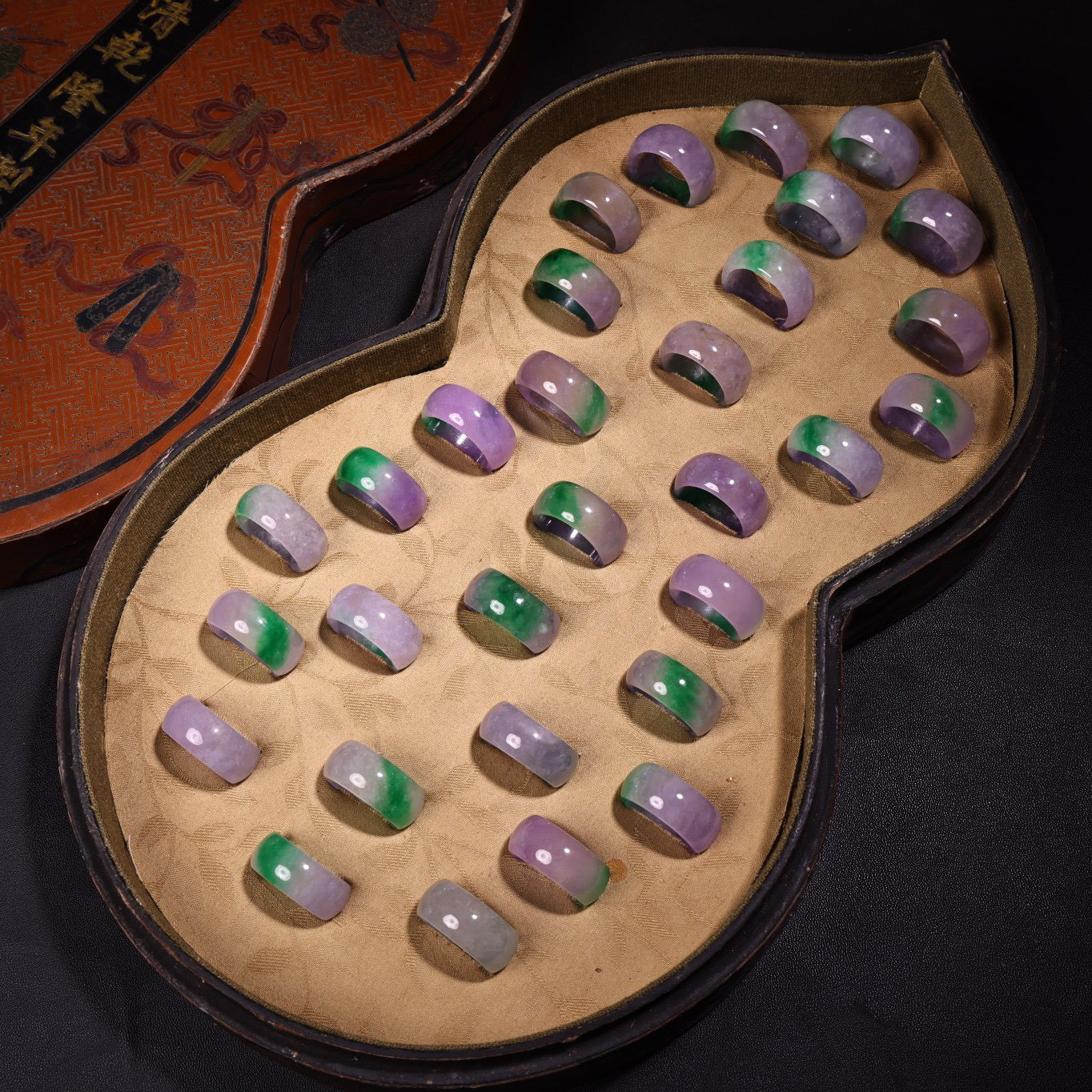 Rare Chinese Antiques: A Box of High Ice Jadeite Ring and Finger in the Imperial Collection of the Qing Dynasty