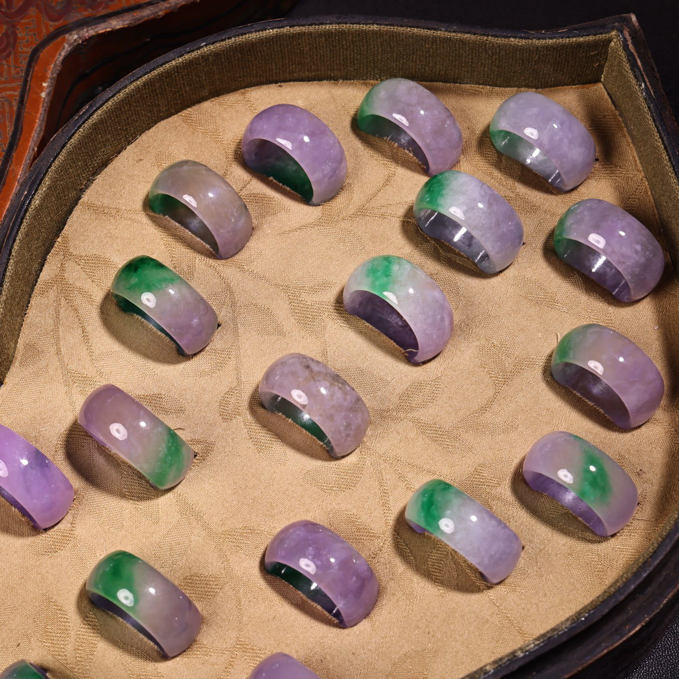 Rare Chinese Antiques: A Box of High Ice Jadeite Ring and Finger in the Imperial Collection of the Qing Dynasty