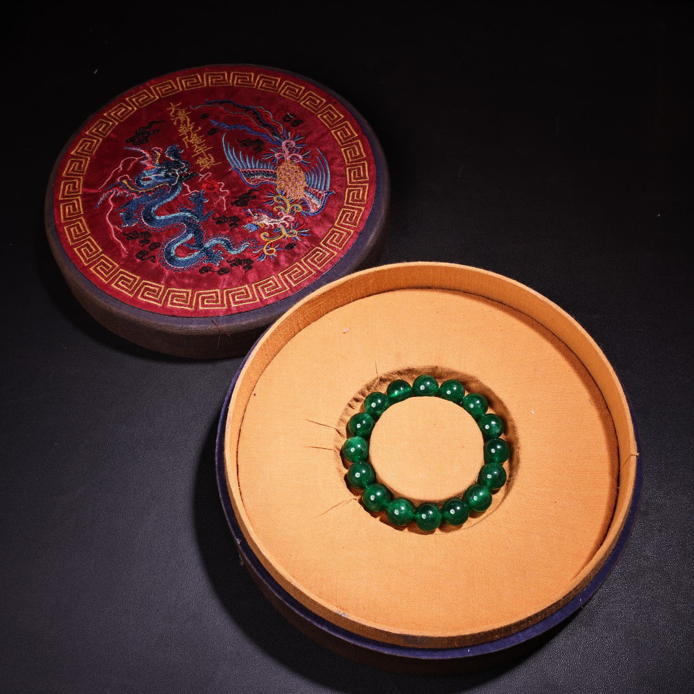 A box of rare high ice type jadeite bracelets and bracelets in the imperial collection of Chinese antiques during the Qing Dynasty