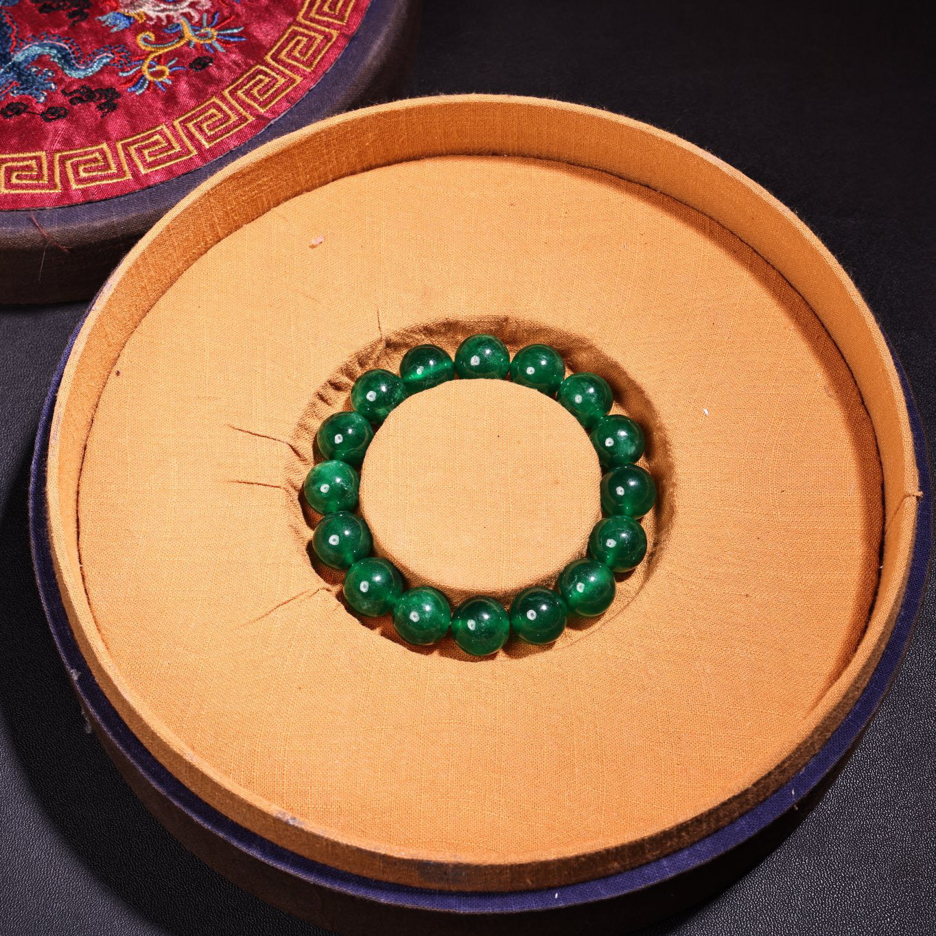 A box of rare high ice type jadeite bracelets and bracelets in the imperial collection of Chinese antiques during the Qing Dynasty