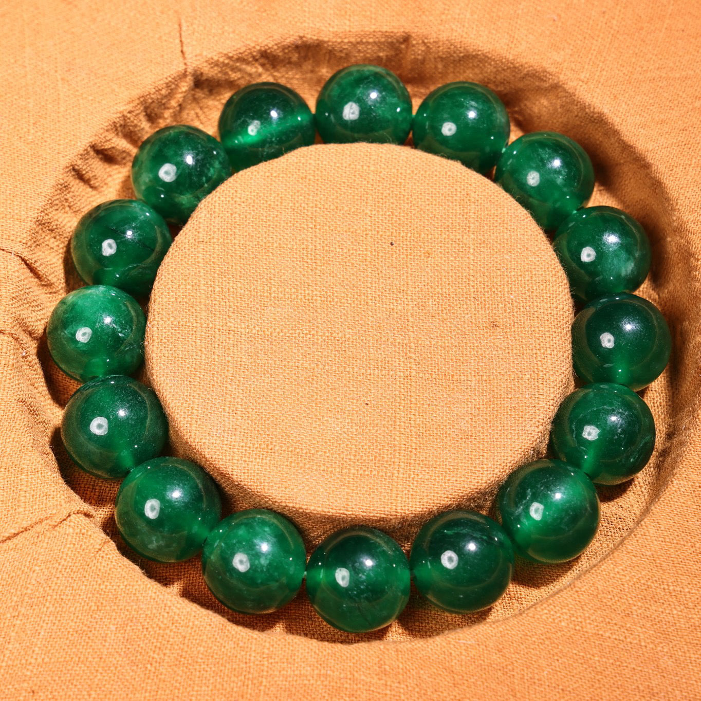 A box of rare high ice type jadeite bracelets and bracelets in the imperial collection of Chinese antiques during the Qing Dynasty