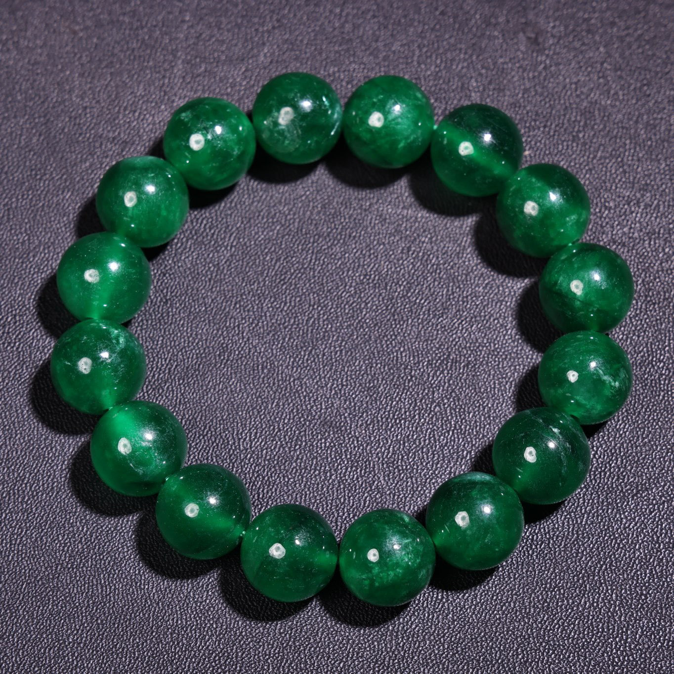 A box of rare high ice type jadeite bracelets and bracelets in the imperial collection of Chinese antiques during the Qing Dynasty