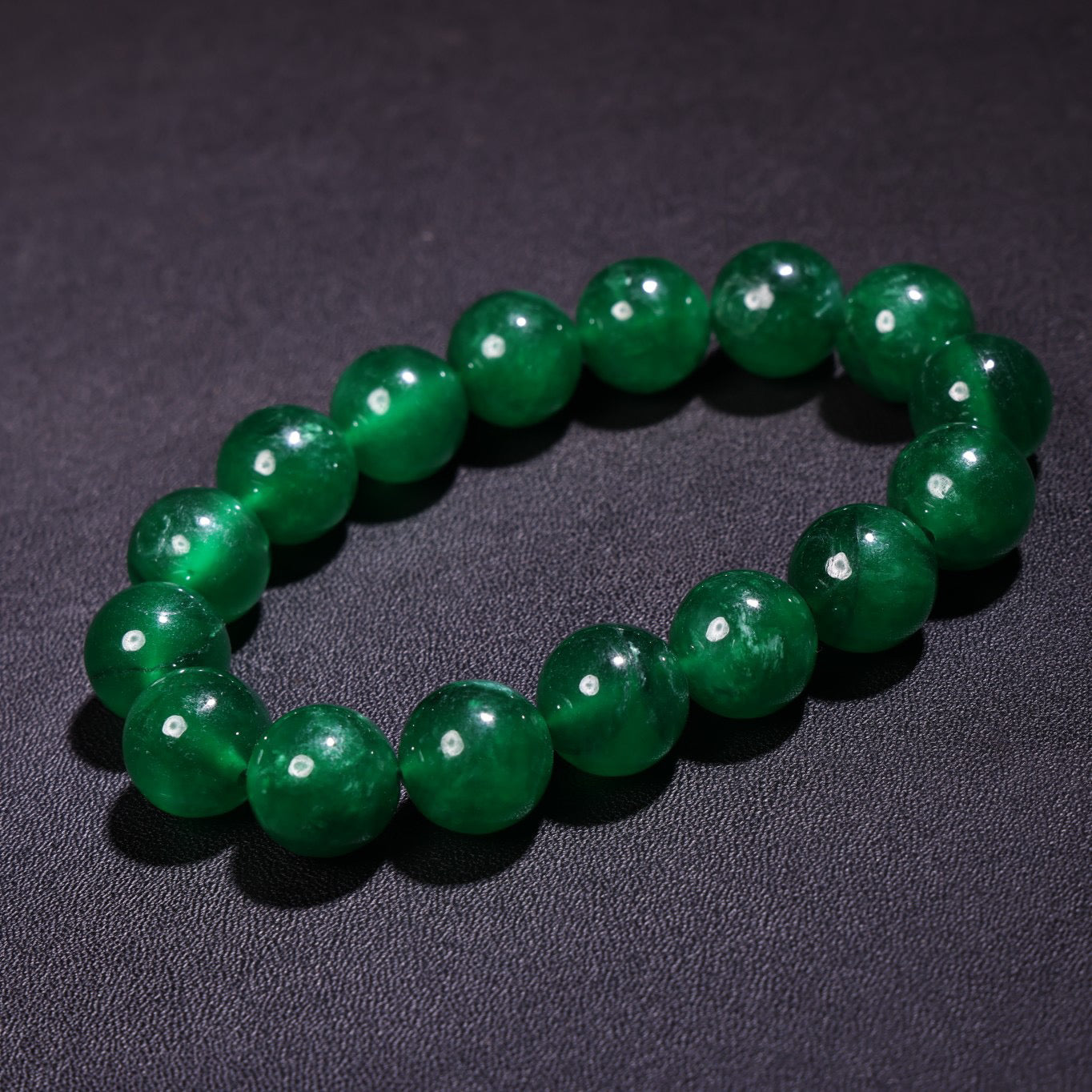 A box of rare high ice type jadeite bracelets and bracelets in the imperial collection of Chinese antiques during the Qing Dynasty