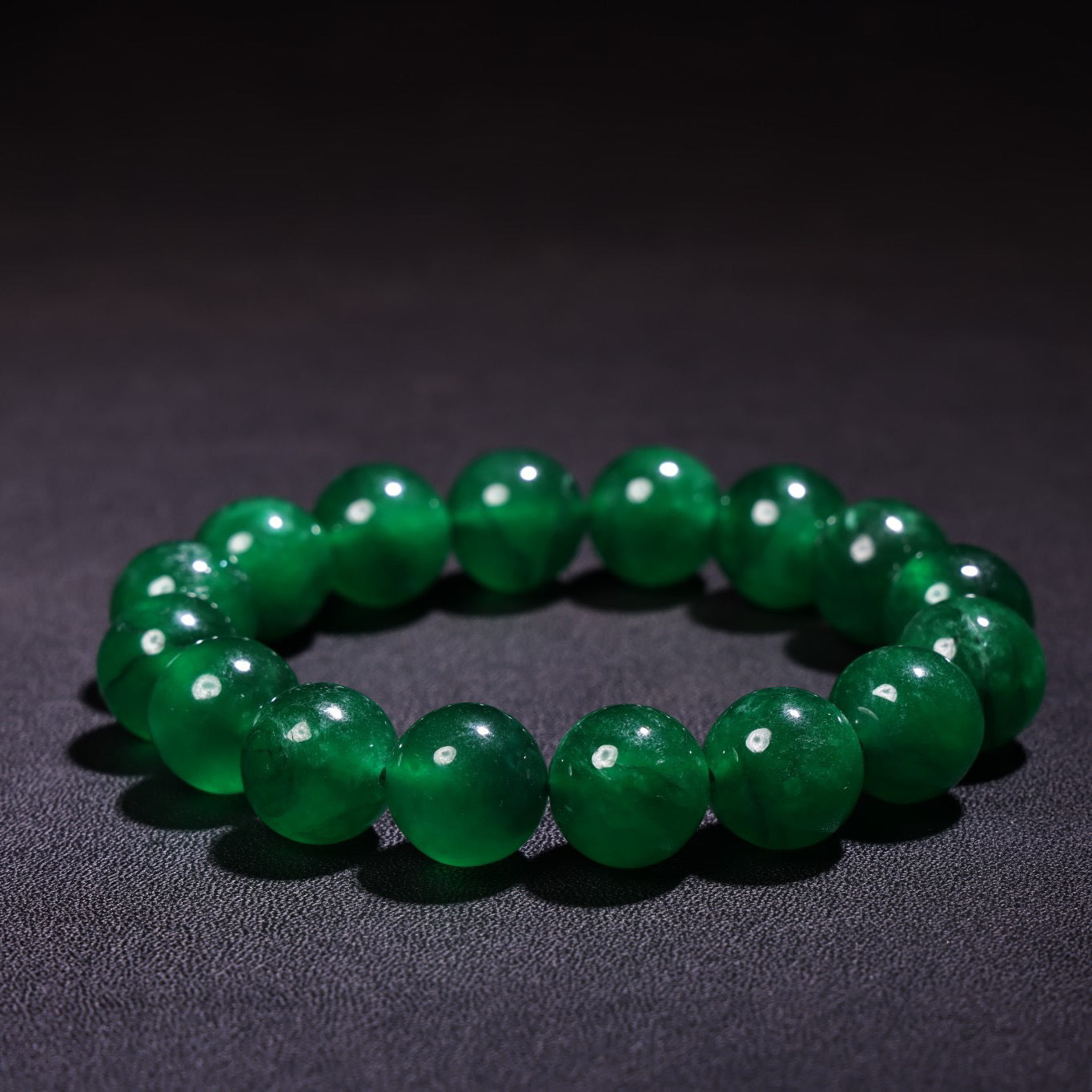 A box of rare high ice type jadeite bracelets and bracelets in the imperial collection of Chinese antiques during the Qing Dynasty