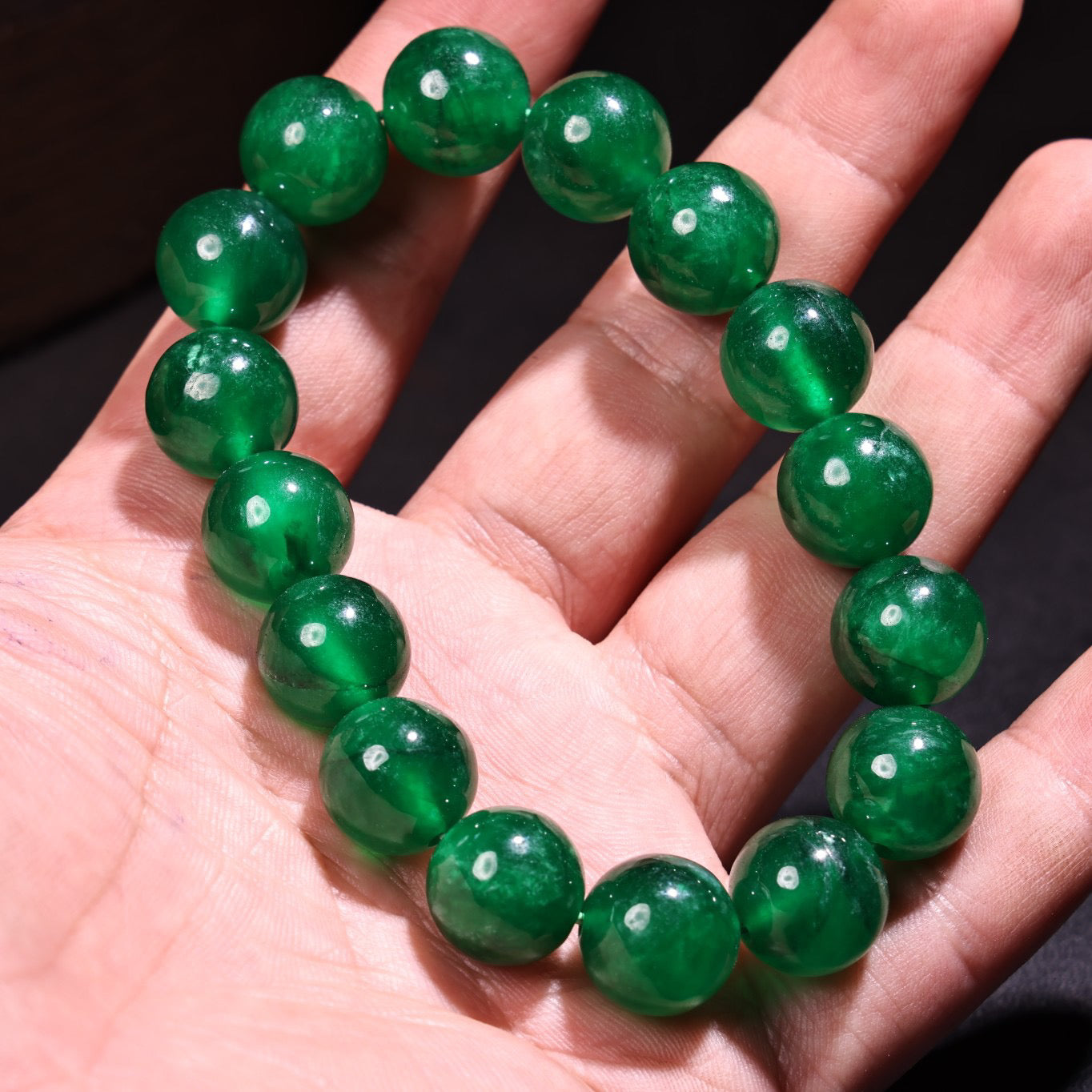 A box of rare high ice type jadeite bracelets and bracelets in the imperial collection of Chinese antiques during the Qing Dynasty