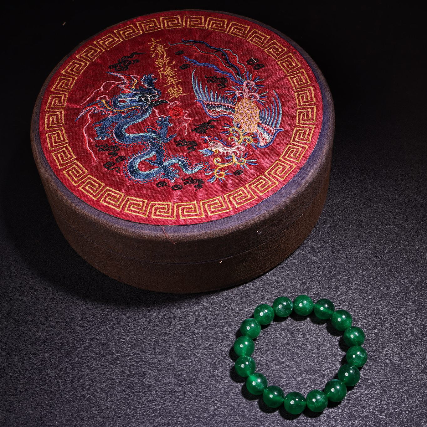 A box of rare high ice type jadeite bracelets and bracelets in the imperial collection of Chinese antiques during the Qing Dynasty