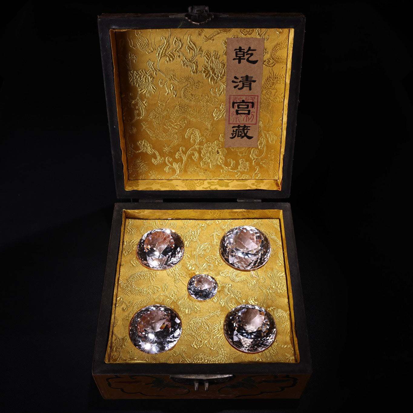 A box of rare white diamonds collected from Chinese antiques