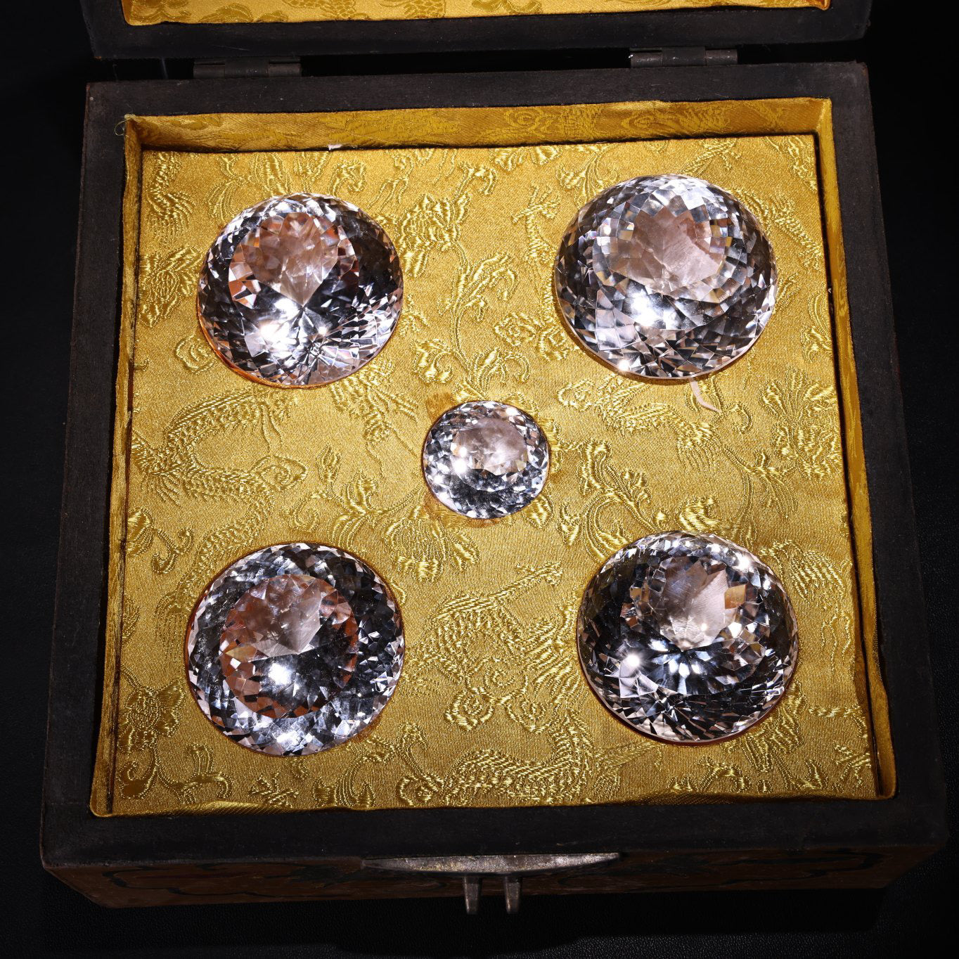 A box of rare white diamonds collected from Chinese antiques