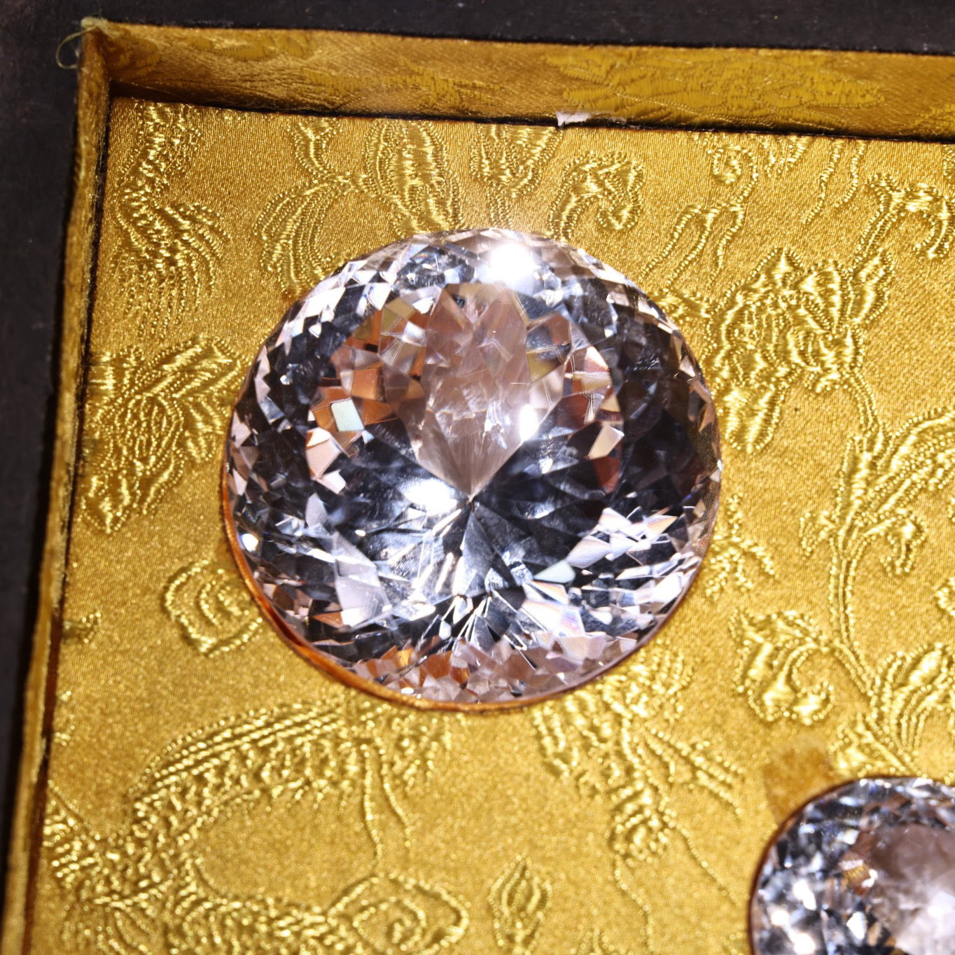 A box of rare white diamonds collected from Chinese antiques