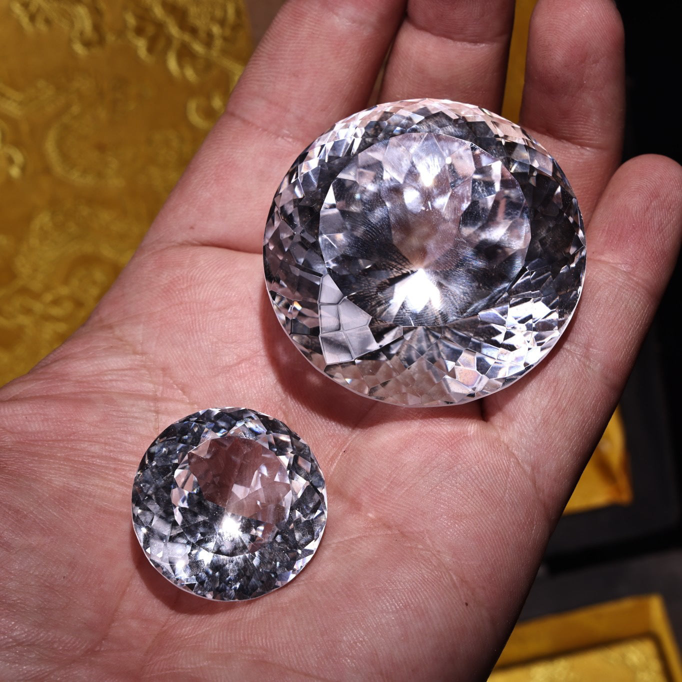 A box of rare white diamonds collected from Chinese antiques