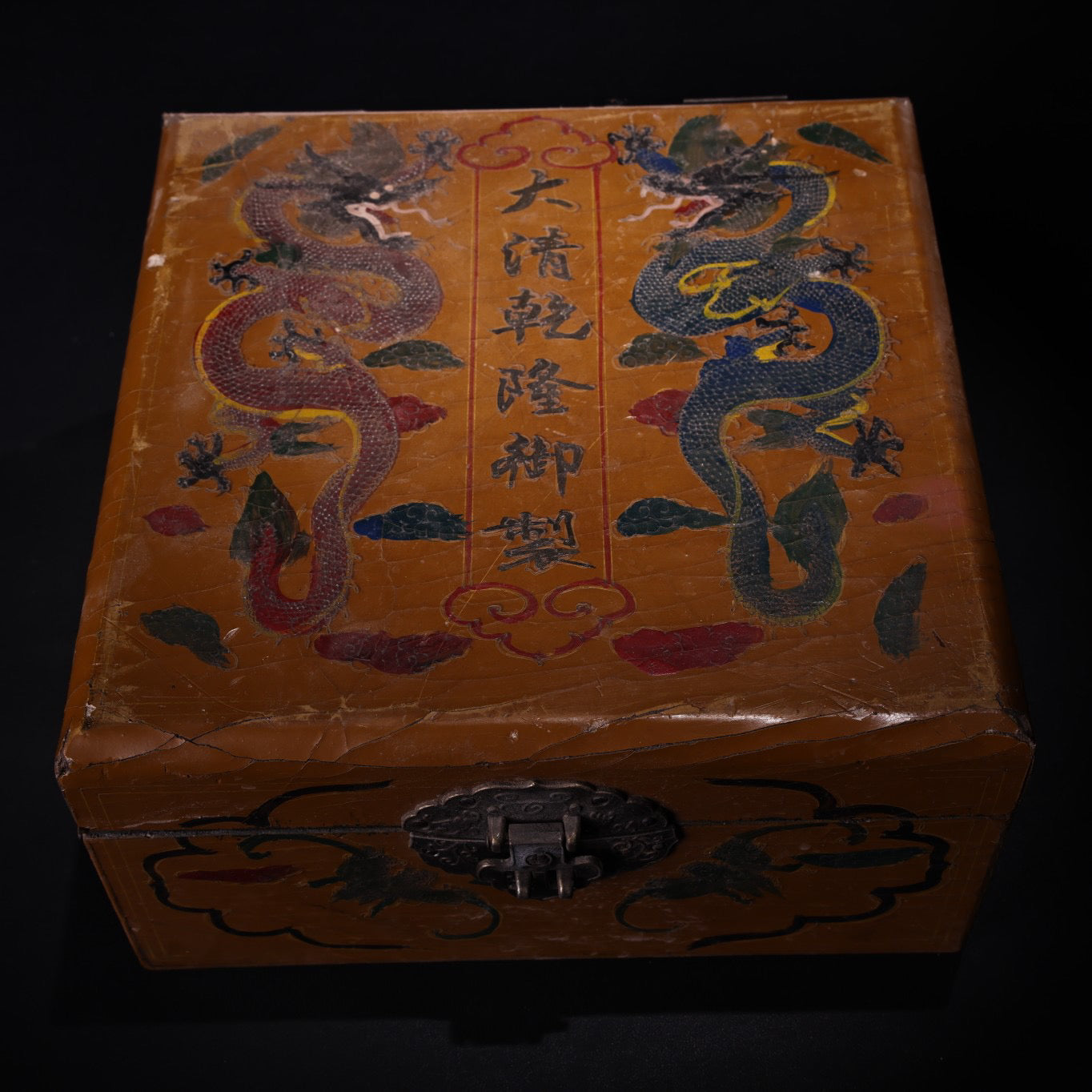 A box of rare white diamonds collected from Chinese antiques