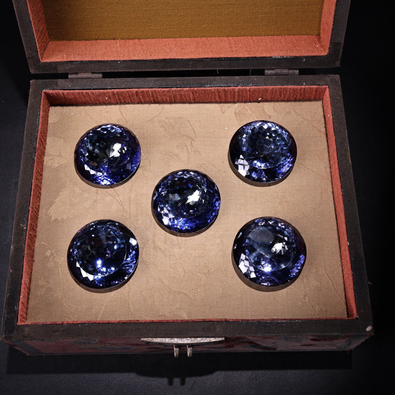 A box of rare and exquisite blue diamonds from Chinese antiques