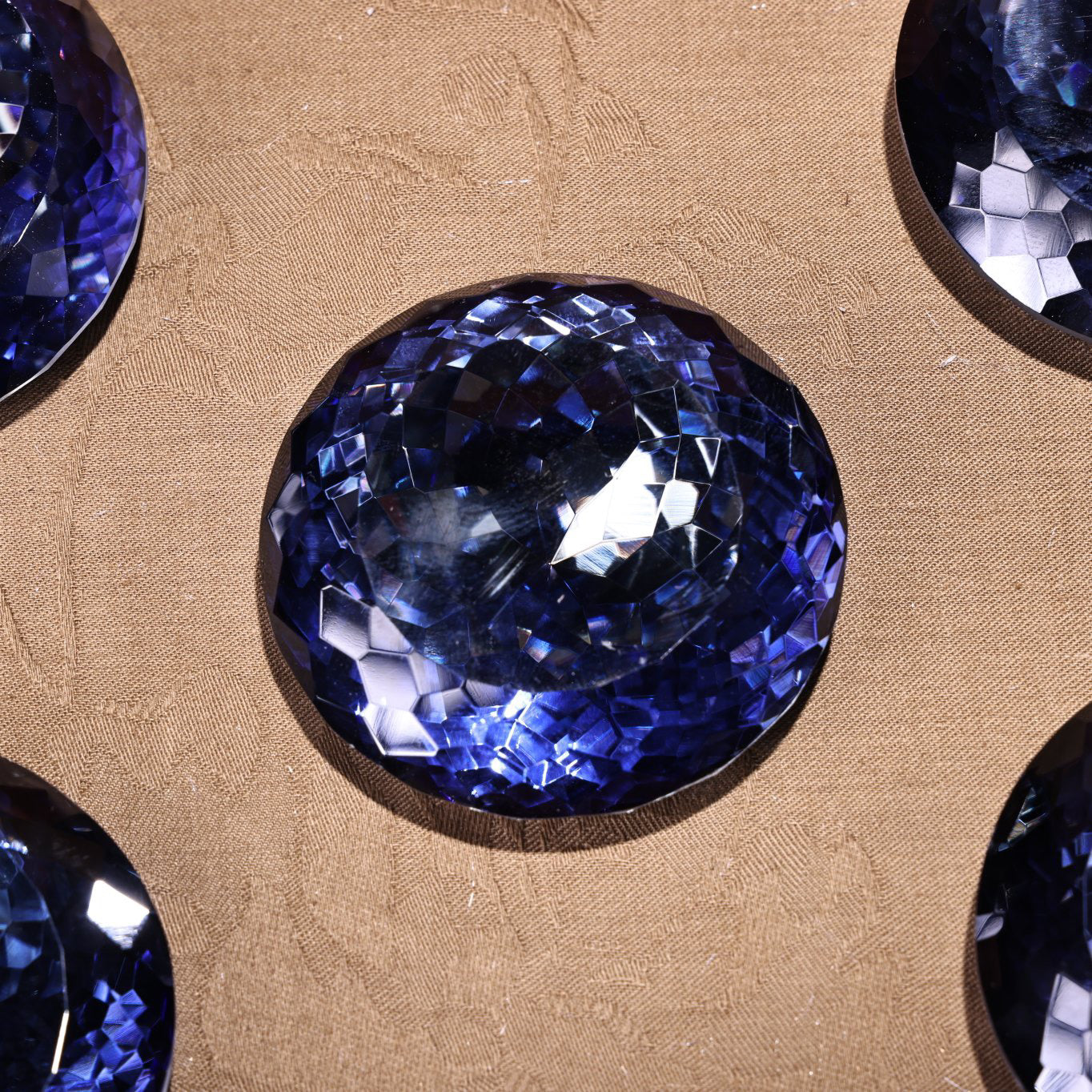 A box of rare and exquisite blue diamonds from Chinese antiques