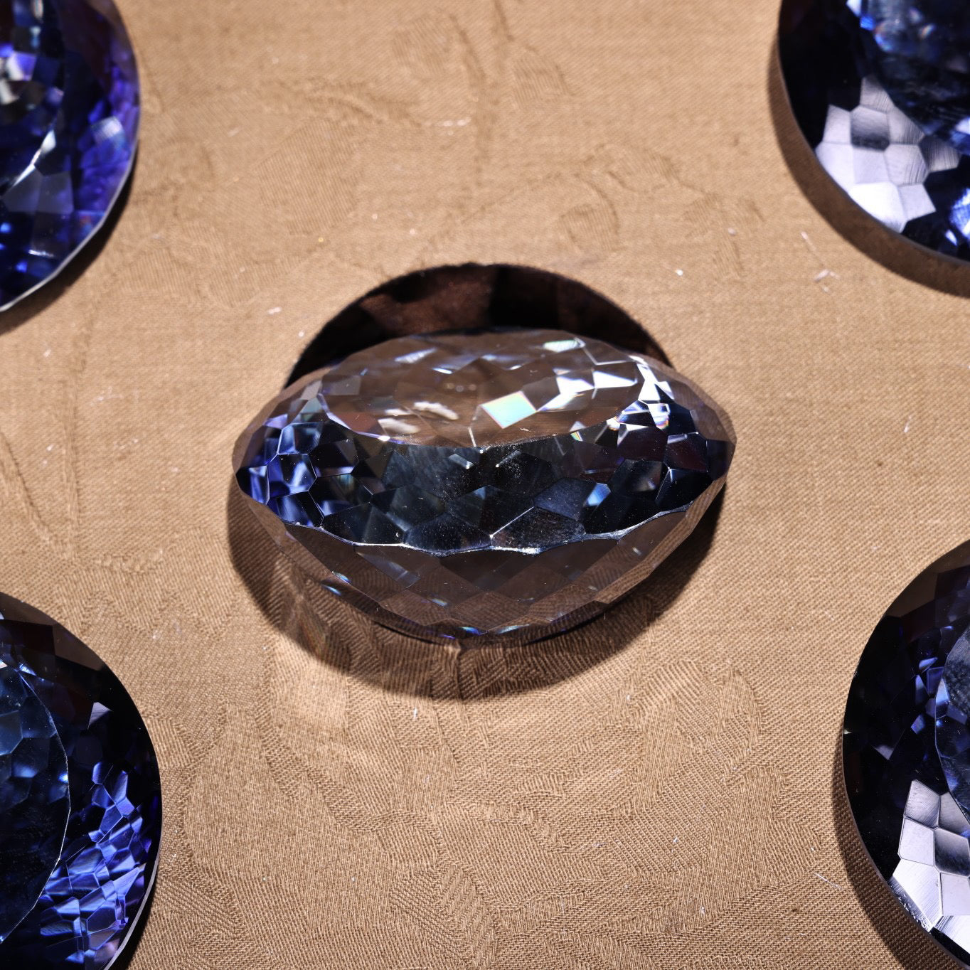 A box of rare and exquisite blue diamonds from Chinese antiques