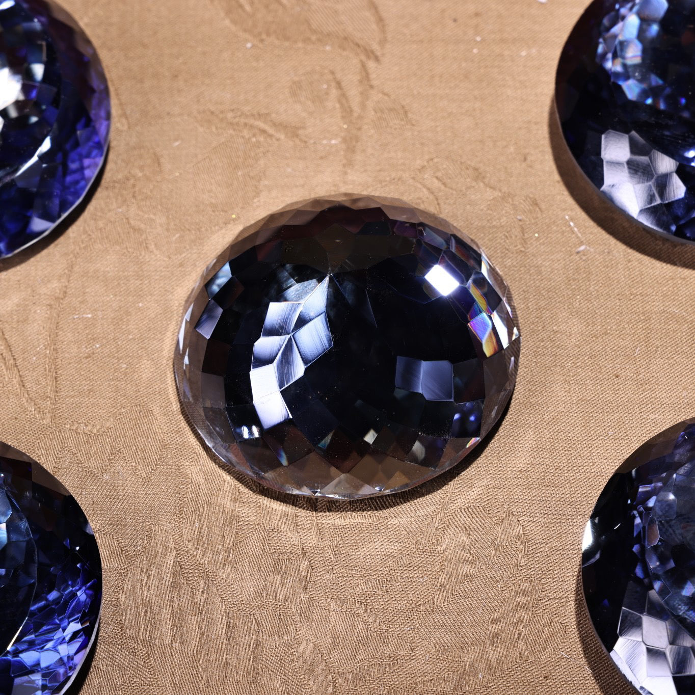 A box of rare and exquisite blue diamonds from Chinese antiques