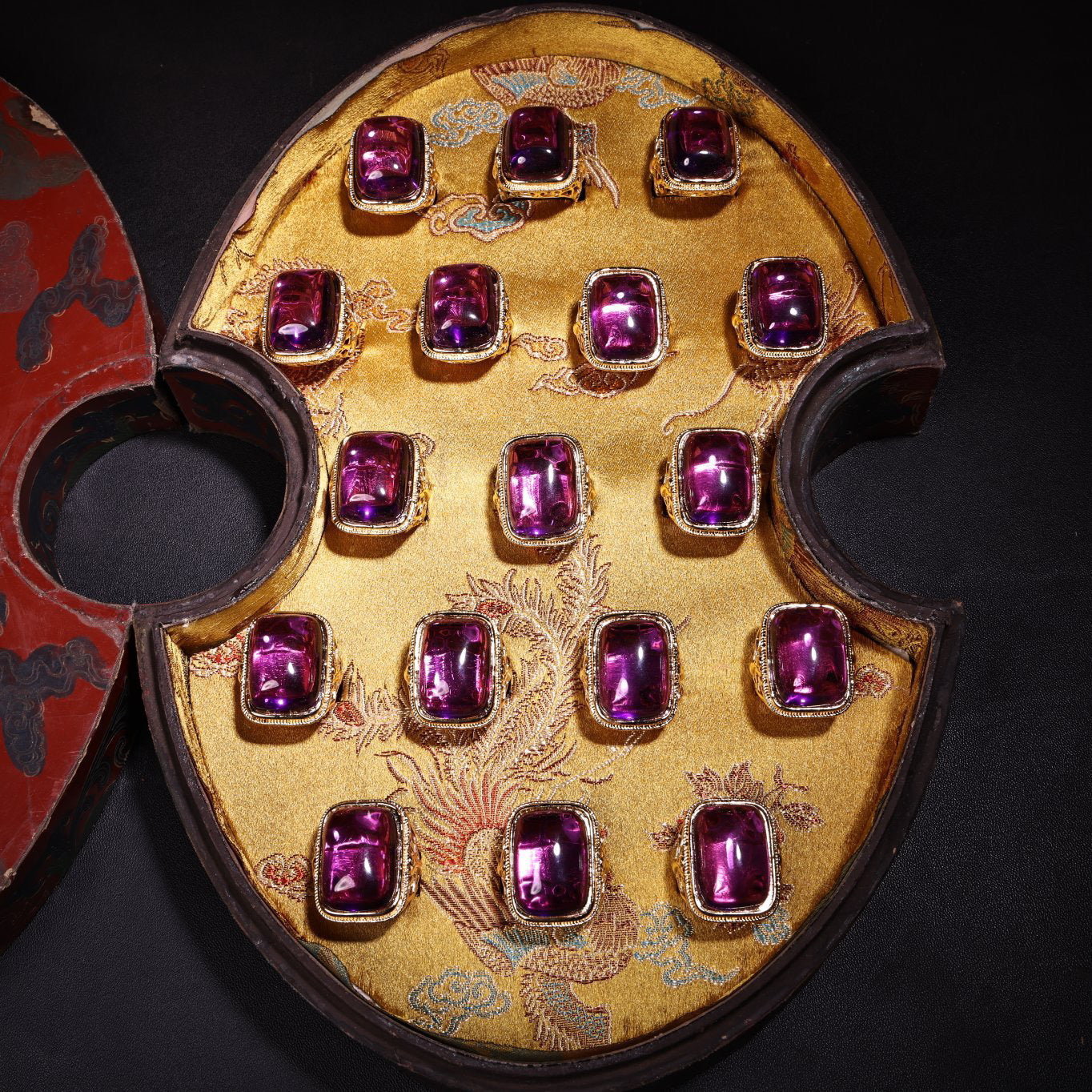 A box of rare Chinese antiques with gilded craftsmanship and rare purple gemstone rings