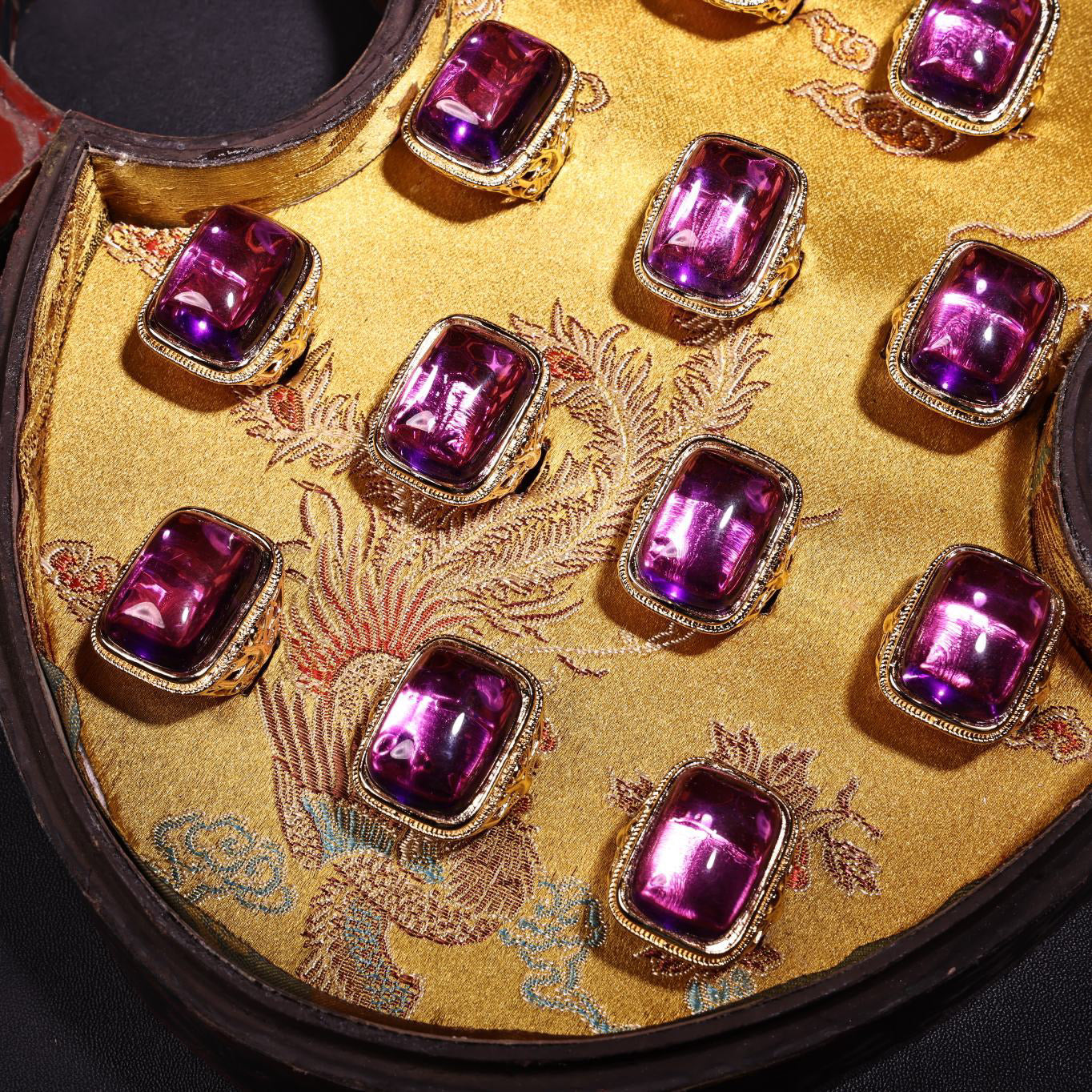 A box of rare Chinese antiques with gilded craftsmanship and rare purple gemstone rings