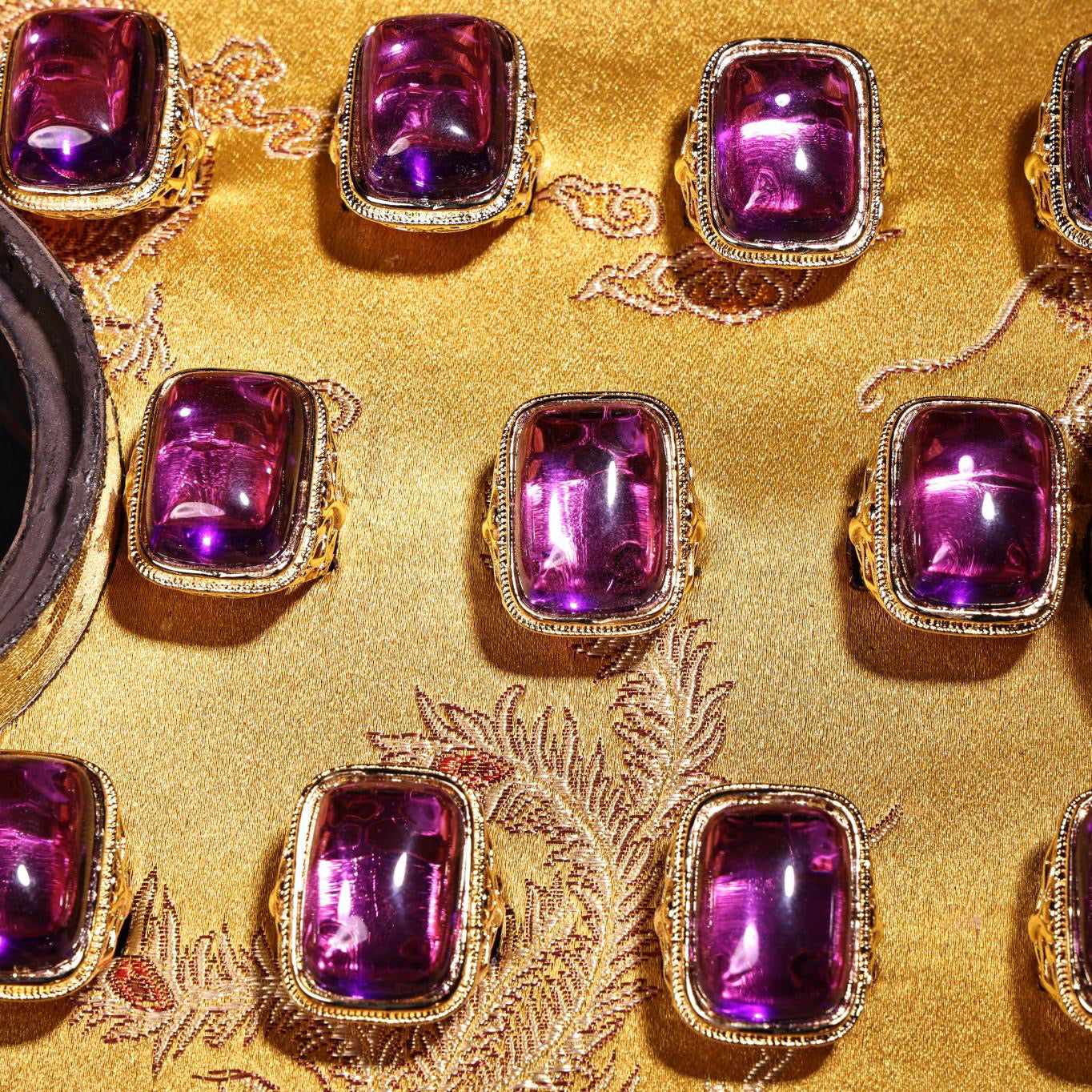 A box of rare Chinese antiques with gilded craftsmanship and rare purple gemstone rings