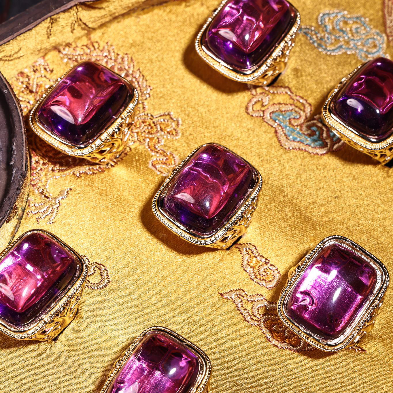 A box of rare Chinese antiques with gilded craftsmanship and rare purple gemstone rings