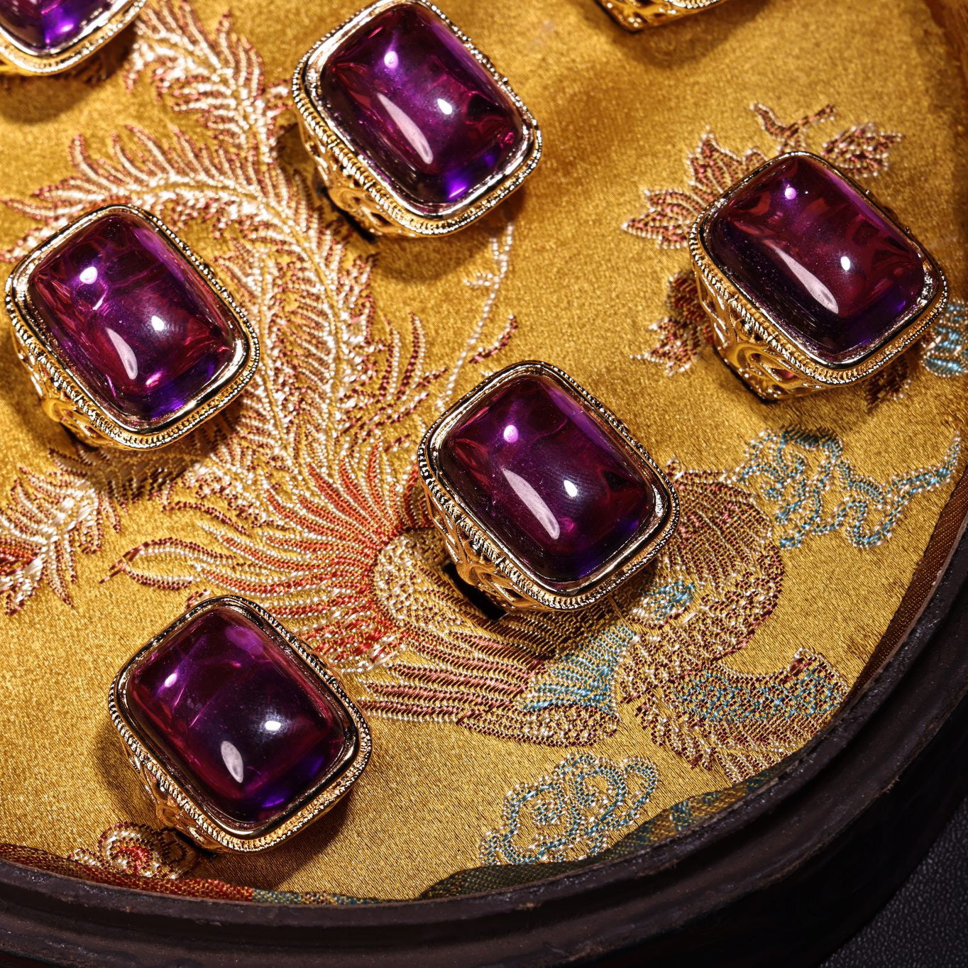 A box of rare Chinese antiques with gilded craftsmanship and rare purple gemstone rings