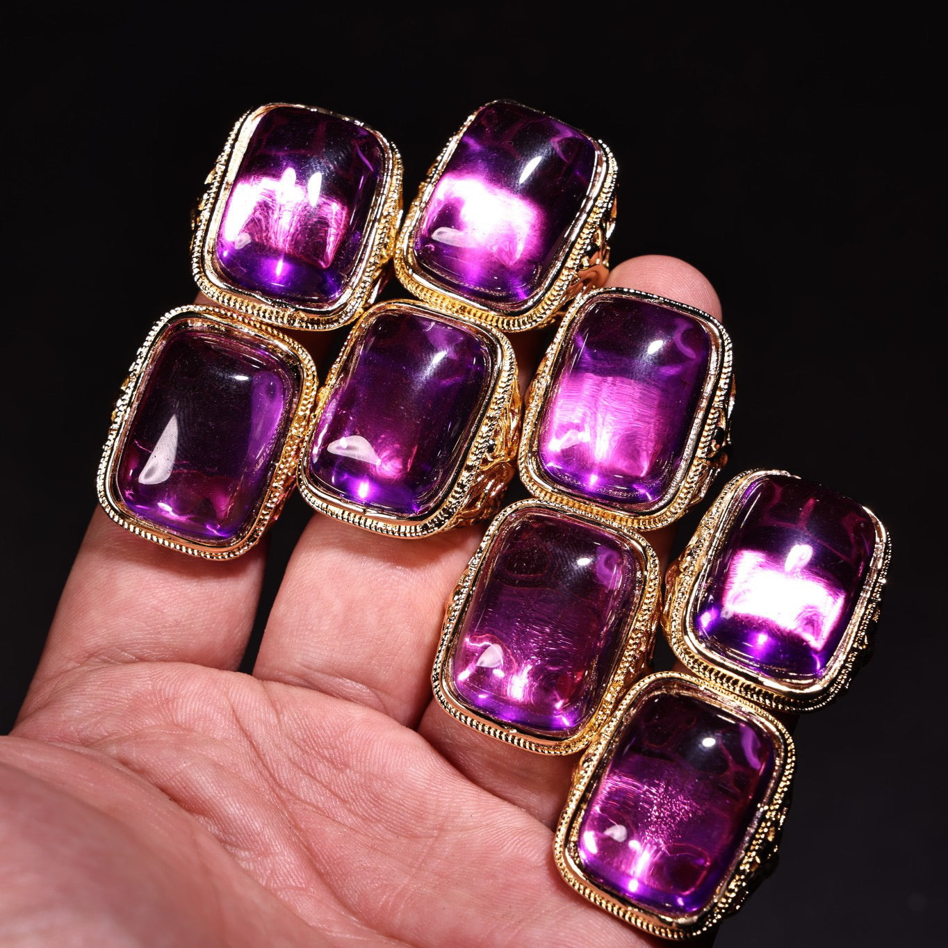 A box of rare Chinese antiques with gilded craftsmanship and rare purple gemstone rings