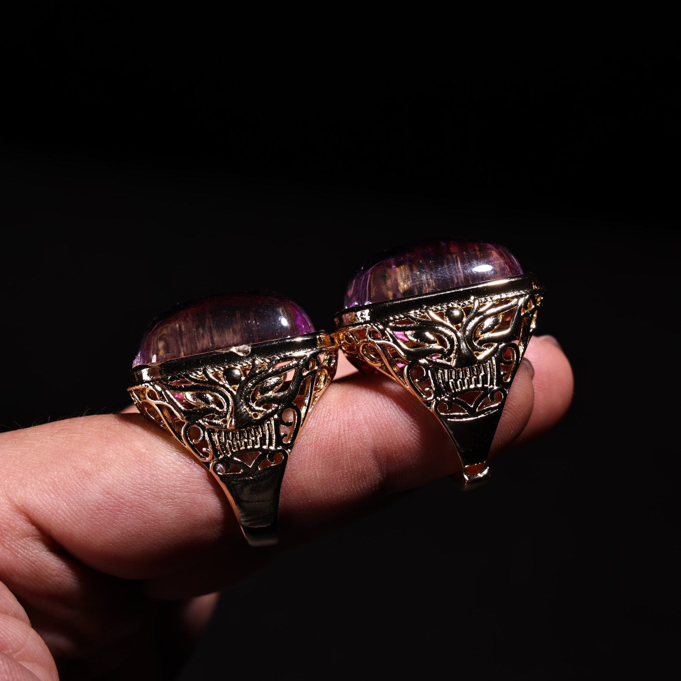 A box of rare Chinese antiques with gilded craftsmanship and rare purple gemstone rings