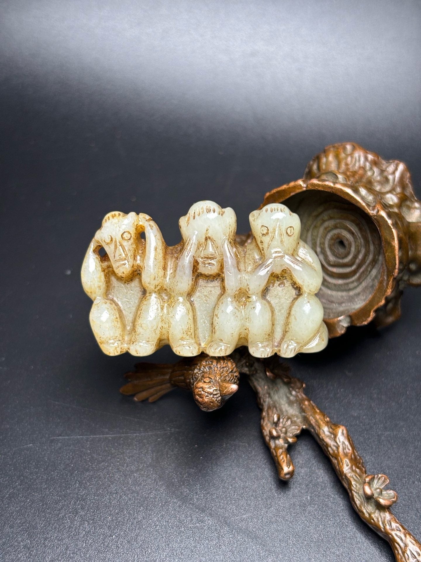 Chinese antique Hotan Jade won't listen, look or ask