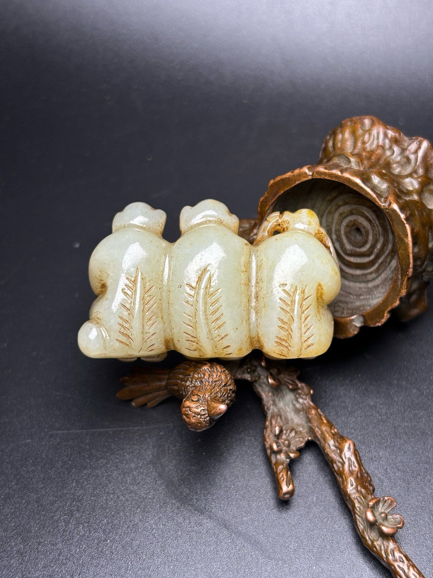 Chinese antique Hotan Jade won't listen, look or ask
