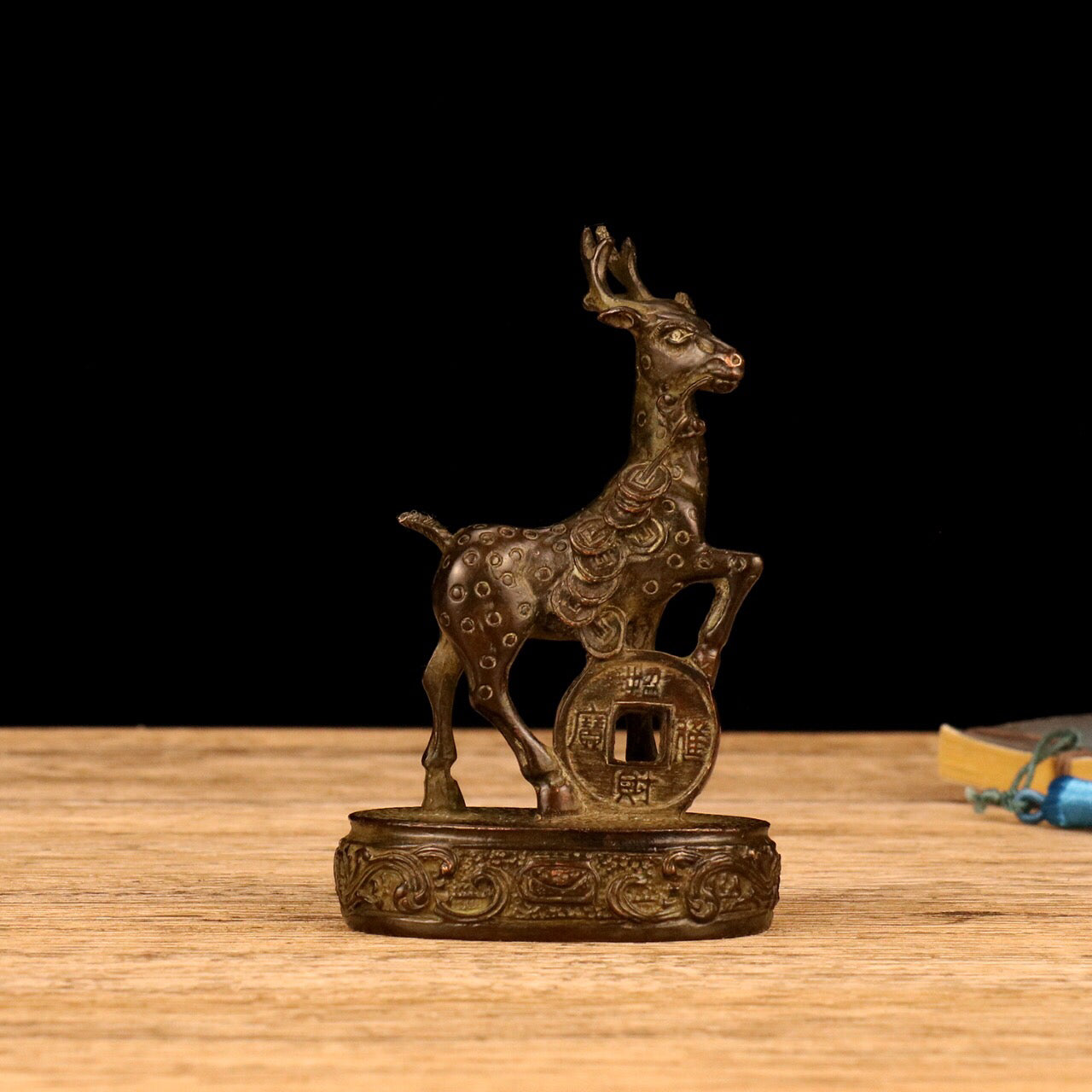 Chinese antiques attract wealth and treasure deer