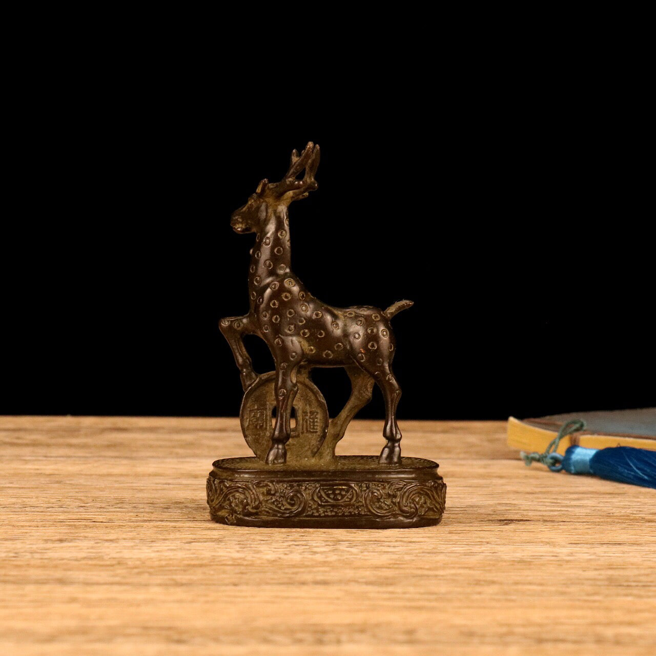 Chinese antiques attract wealth and treasure deer