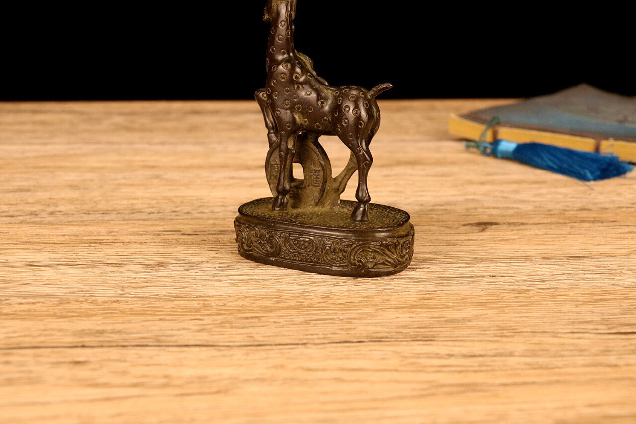 Chinese antiques attract wealth and treasure deer