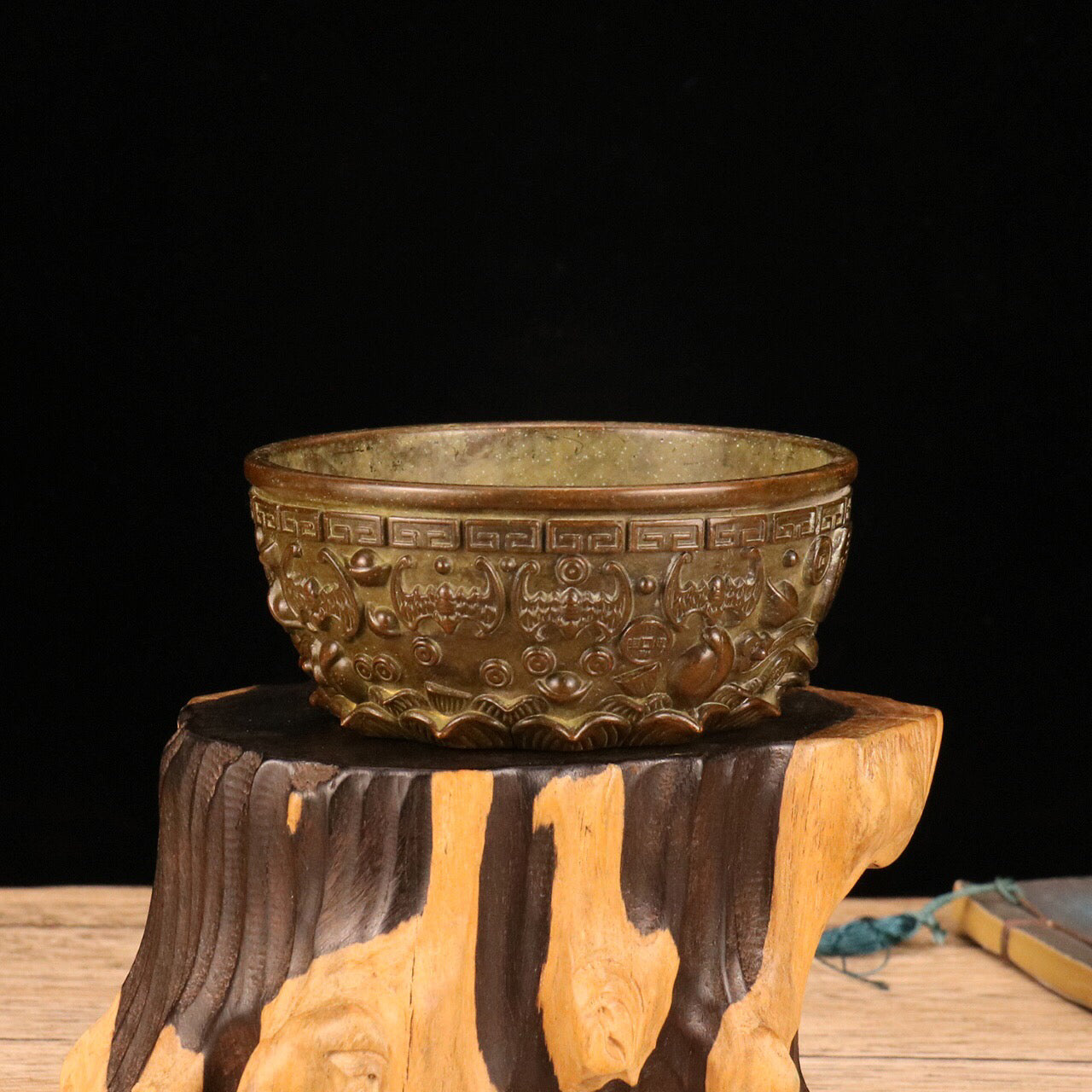 Chinese antique bronze fortune is a treasure trove in front of us