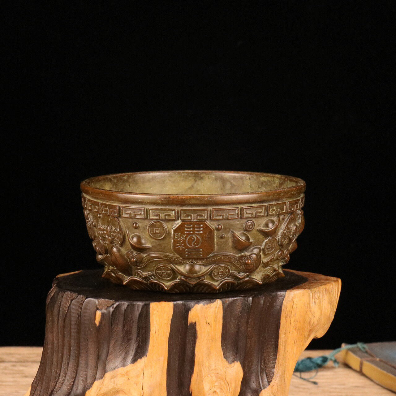 Chinese antique bronze fortune is a treasure trove in front of us