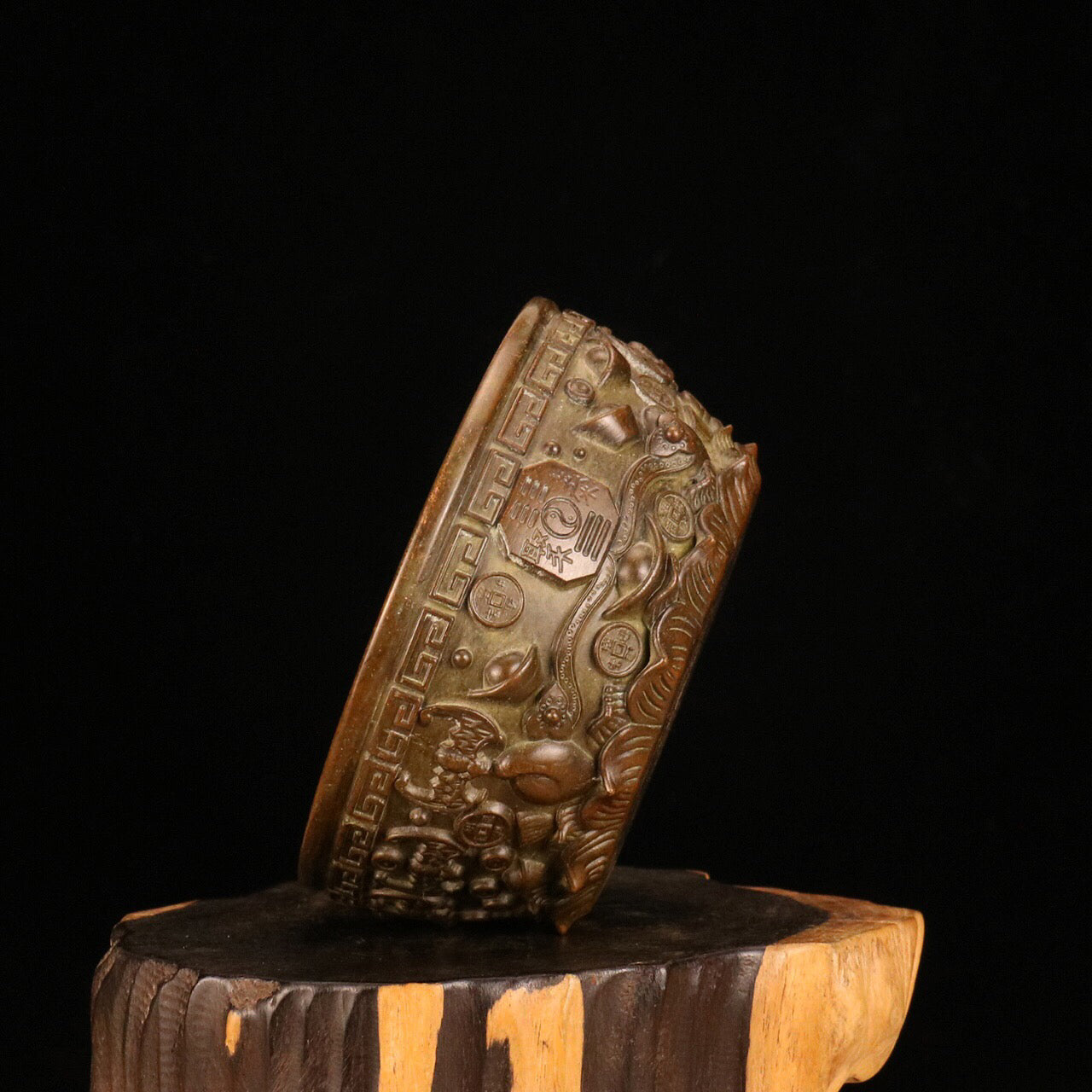 Chinese antique bronze fortune is a treasure trove in front of us