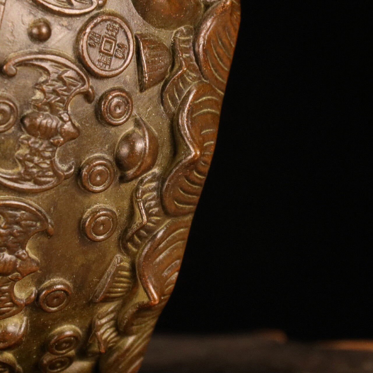 Chinese antique bronze fortune is a treasure trove in front of us