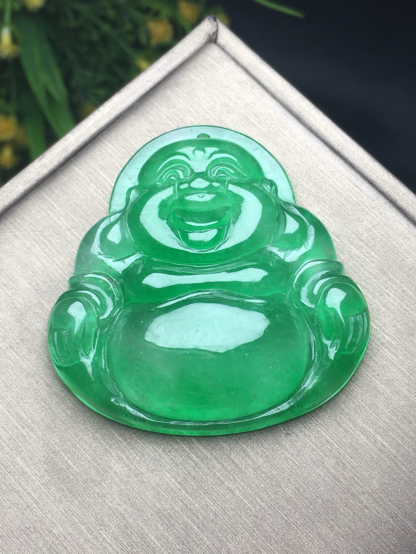 Ice Drifting Green Jade Buddha Gong