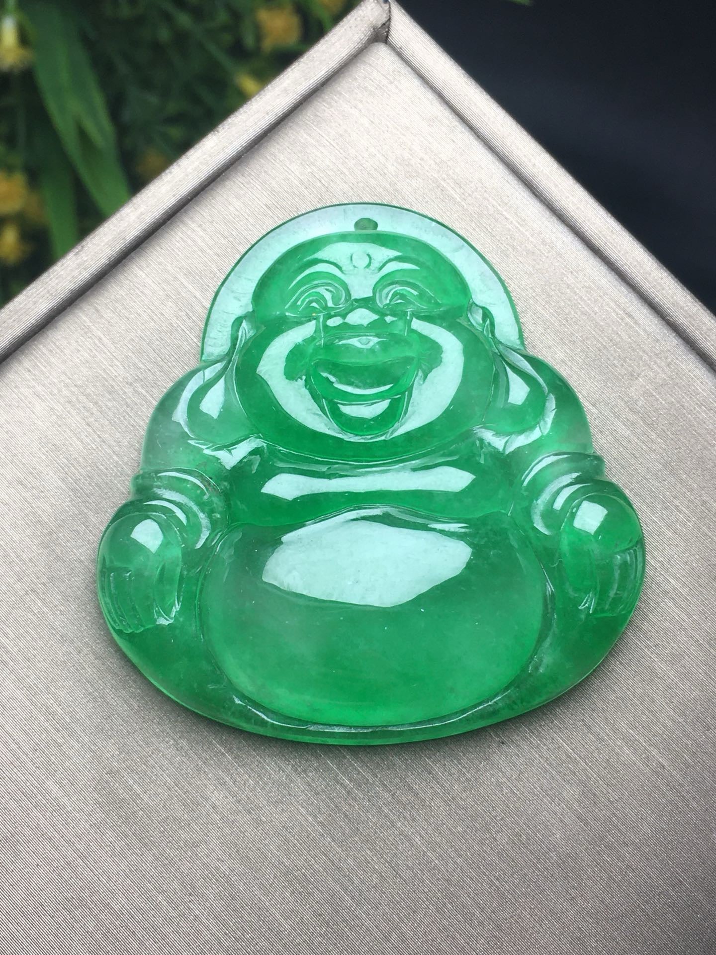 Ice Drifting Green Jade Buddha Gong