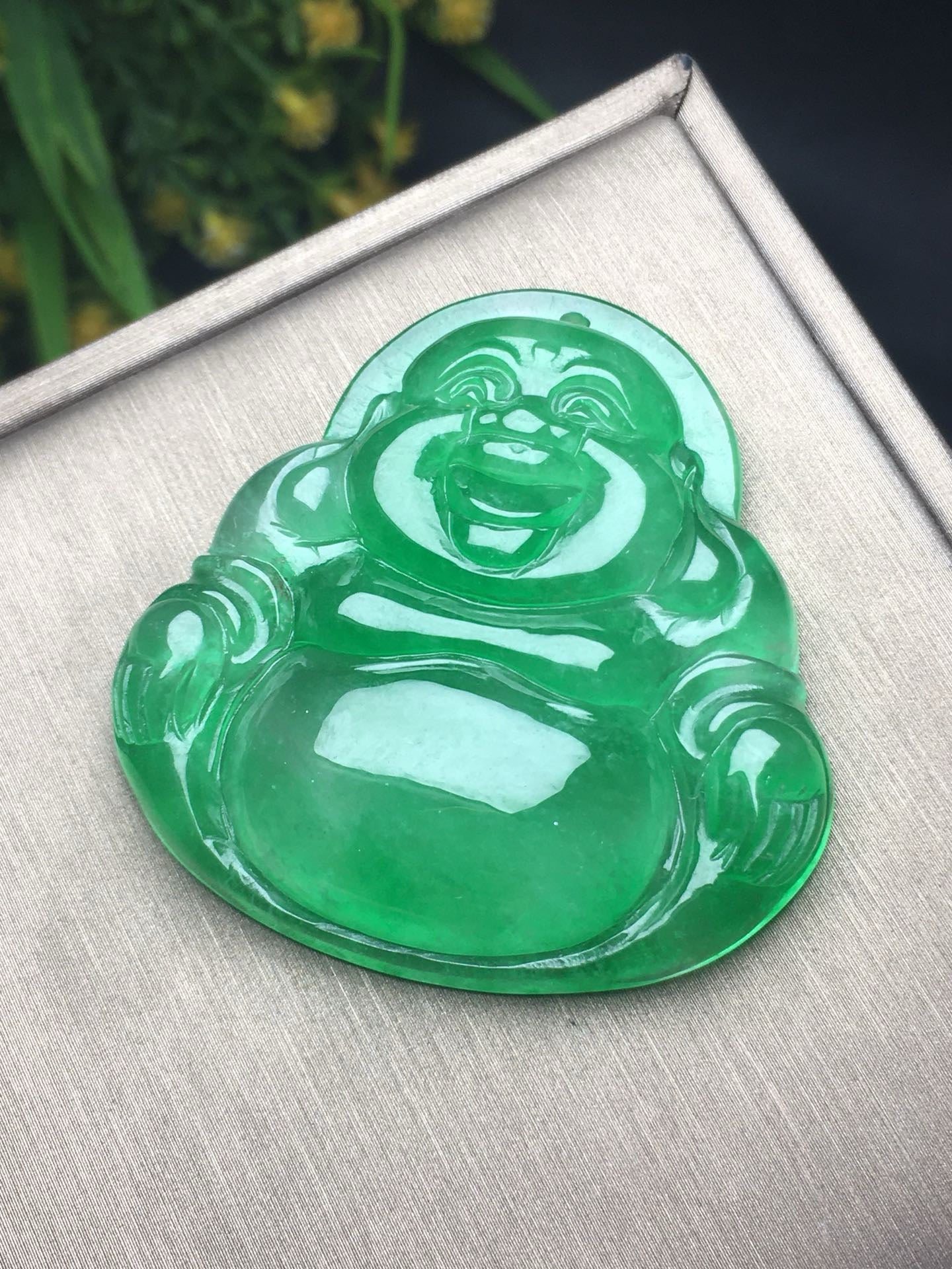 Ice Drifting Green Jade Buddha Gong